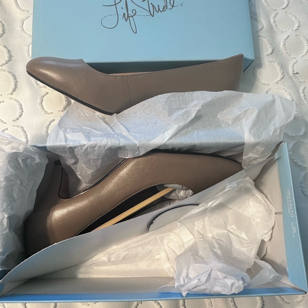 Life Stride NWOT Dark Taupe Heels Sleek Design Versatile
